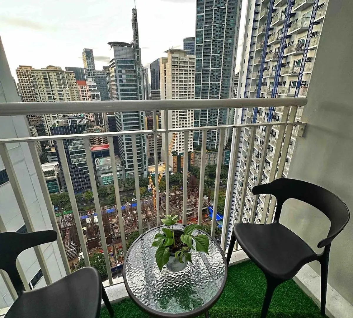 Family Suites- Self Service Condo Unit In Jazz Residences Makati Manila 0*,